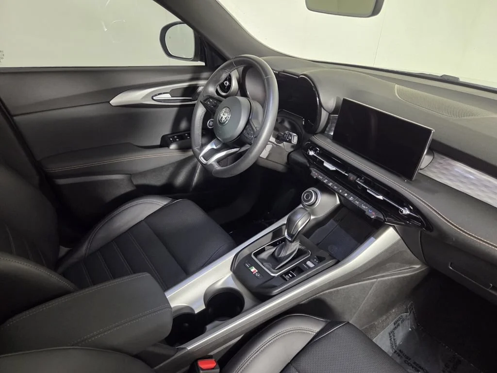 Used 2025 Milano White Alfa Romeo Base image 33