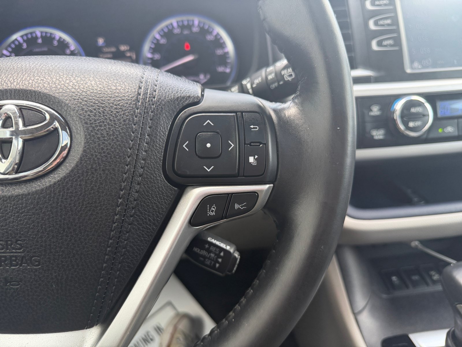 Used 2017 Blizzard Pearl Toyota XLE image 12
