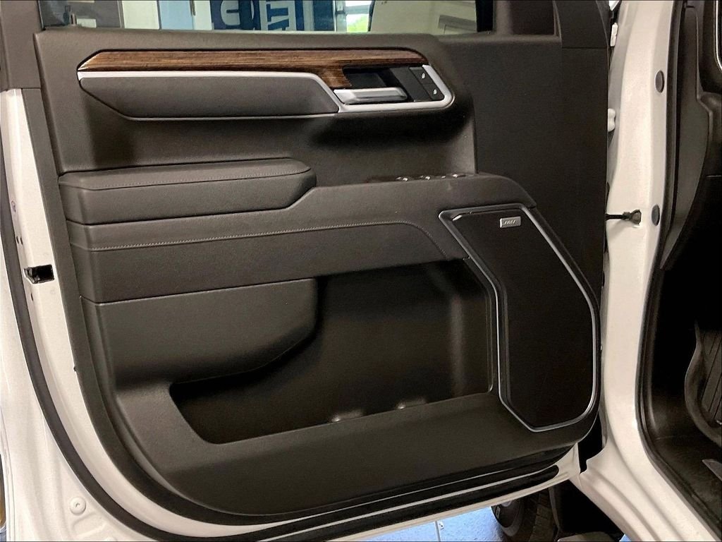 Used 2025 White GMC Elevation image 9