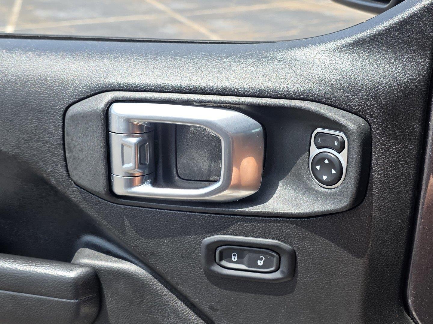 Used 2025 Granite Crystal Metallic Clearcoat Jeep Willys image 26
