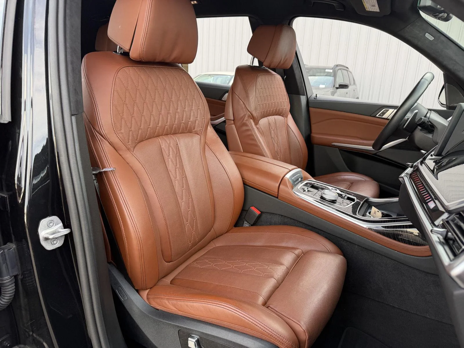 Used 2025 Black Sapphire Metallic BMW M60i image 22