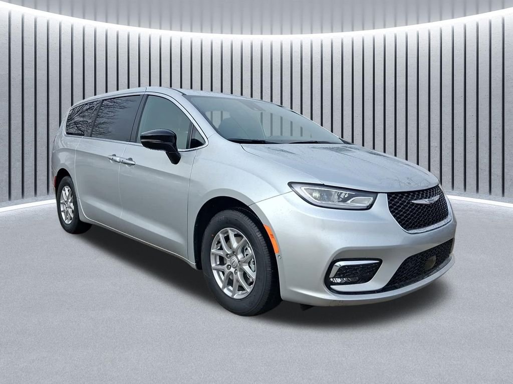 2026 Chrysler Pacifica Select's photo