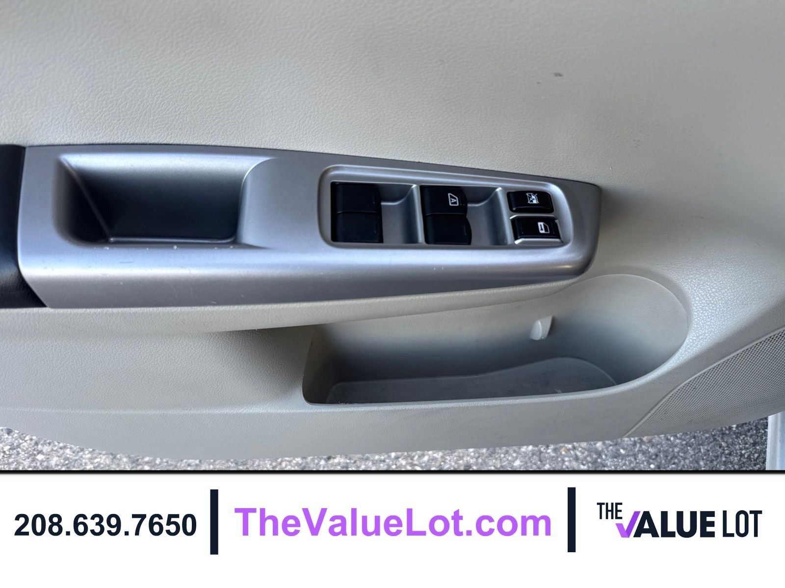 Used 2010 White Subaru 2.5i image 19