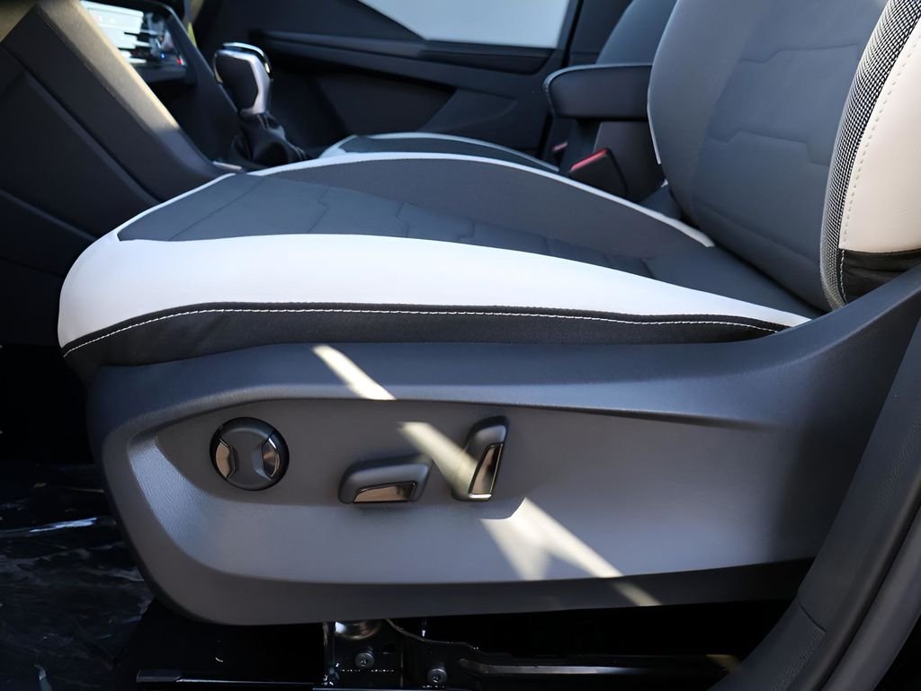 2025 Volkswagen Taos SE - Photo 40