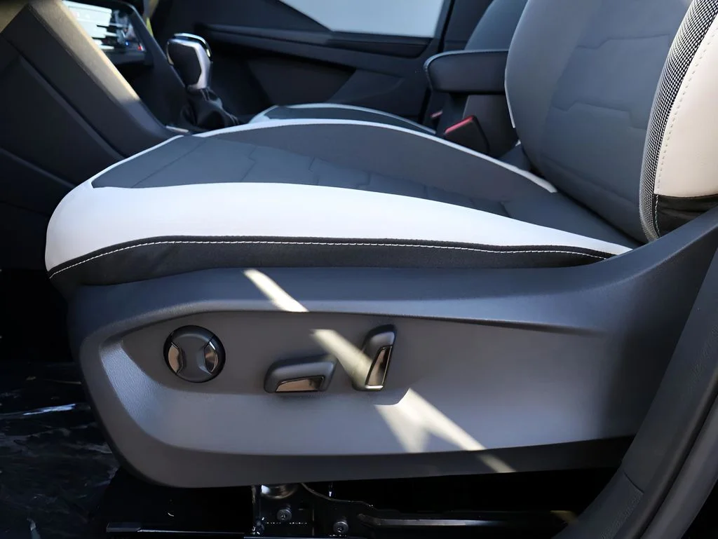 2025 Volkswagen Taos SE - Photo 40