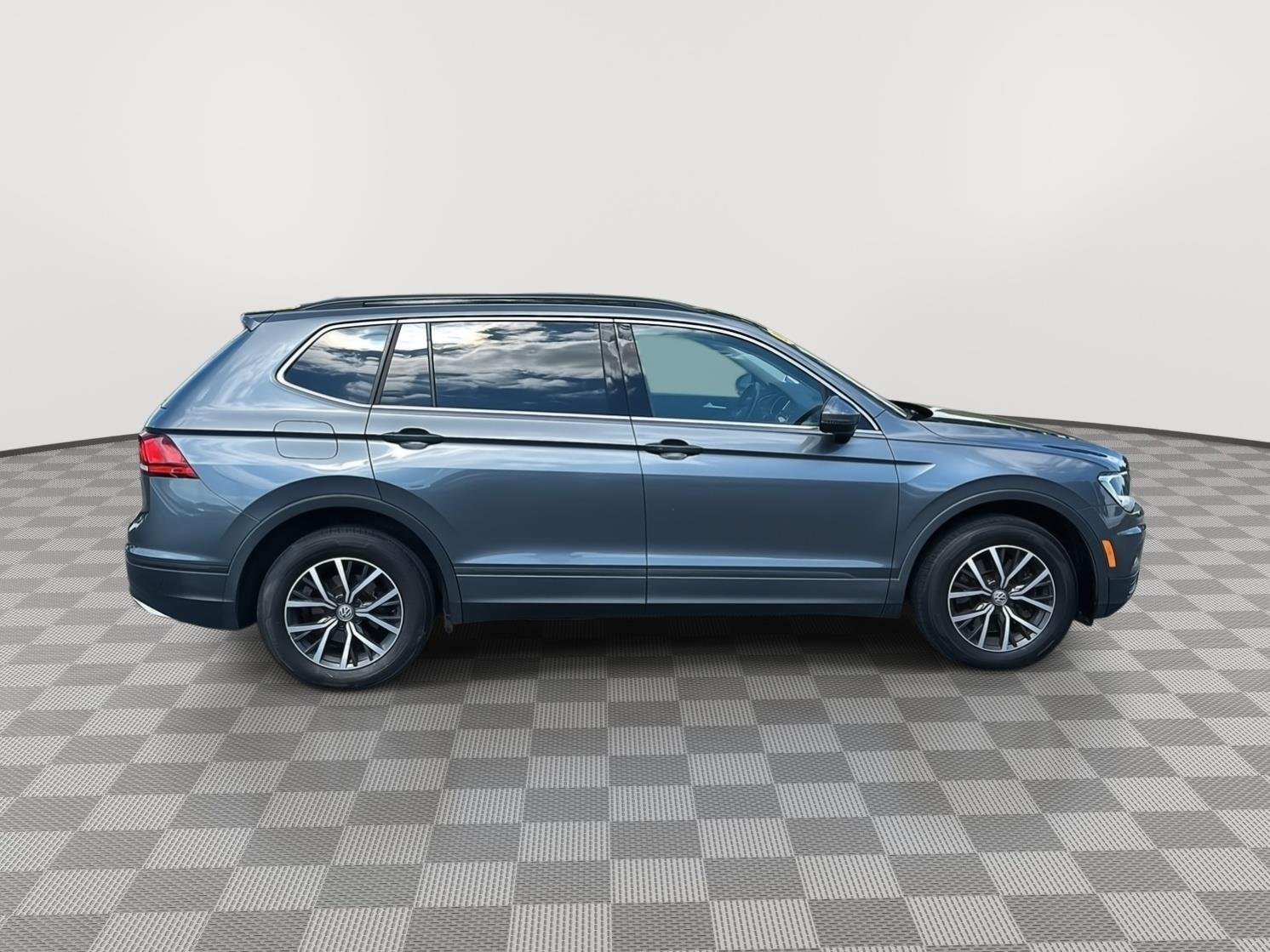 Used 2019 Platinum Gray Metallic Volkswagen SE image 21