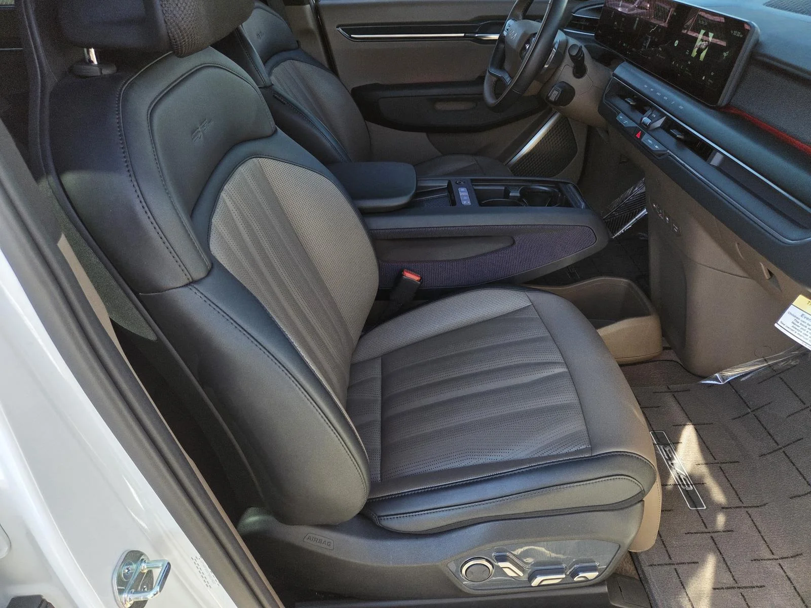 Used 2026 Glacial White Pearl/Ebony Black Roof Kia GT-Line image 44