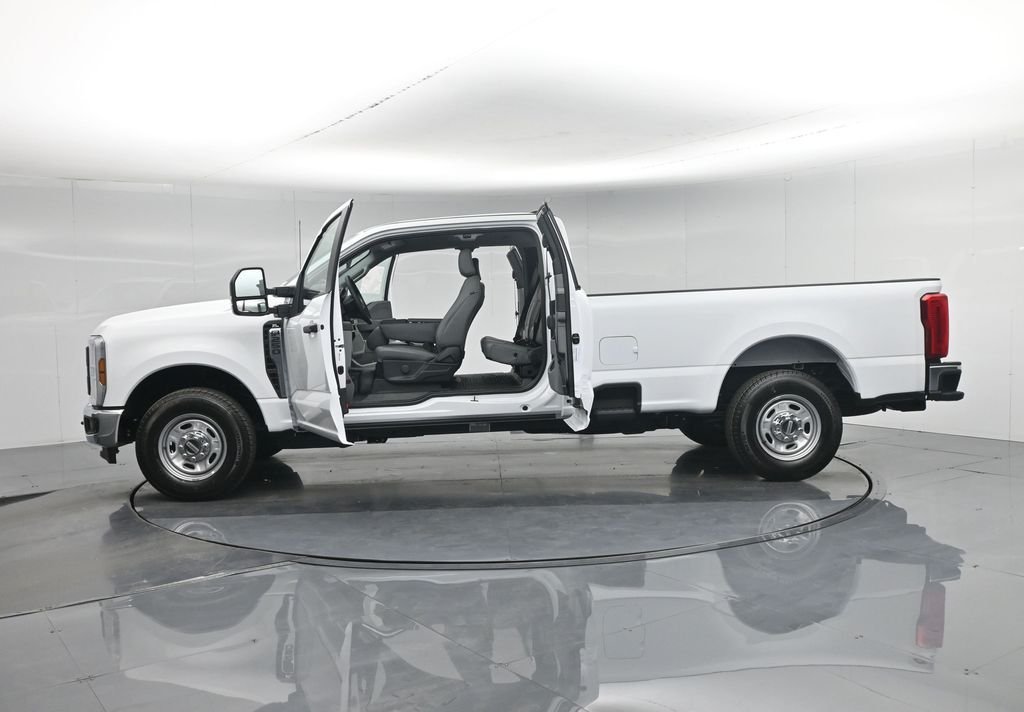 New 2026 Oxford White Ford XL image 4