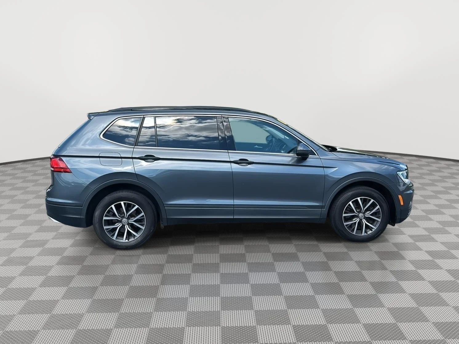 Used 2019 Platinum Gray Metallic Volkswagen SE image 21