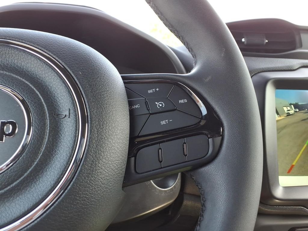 Used 2022 Alpine White Clearcoat Jeep Altitude image 21