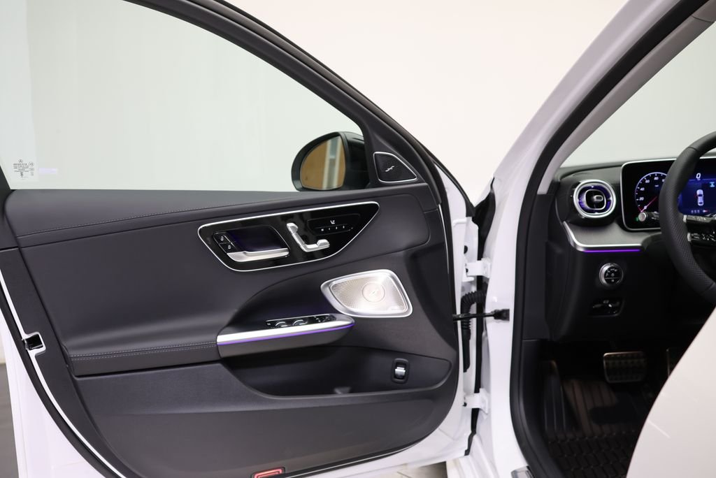 New 2026 MANUFAKTUR Moonlight White Metallic Mercedes-Benz C 300 image 31