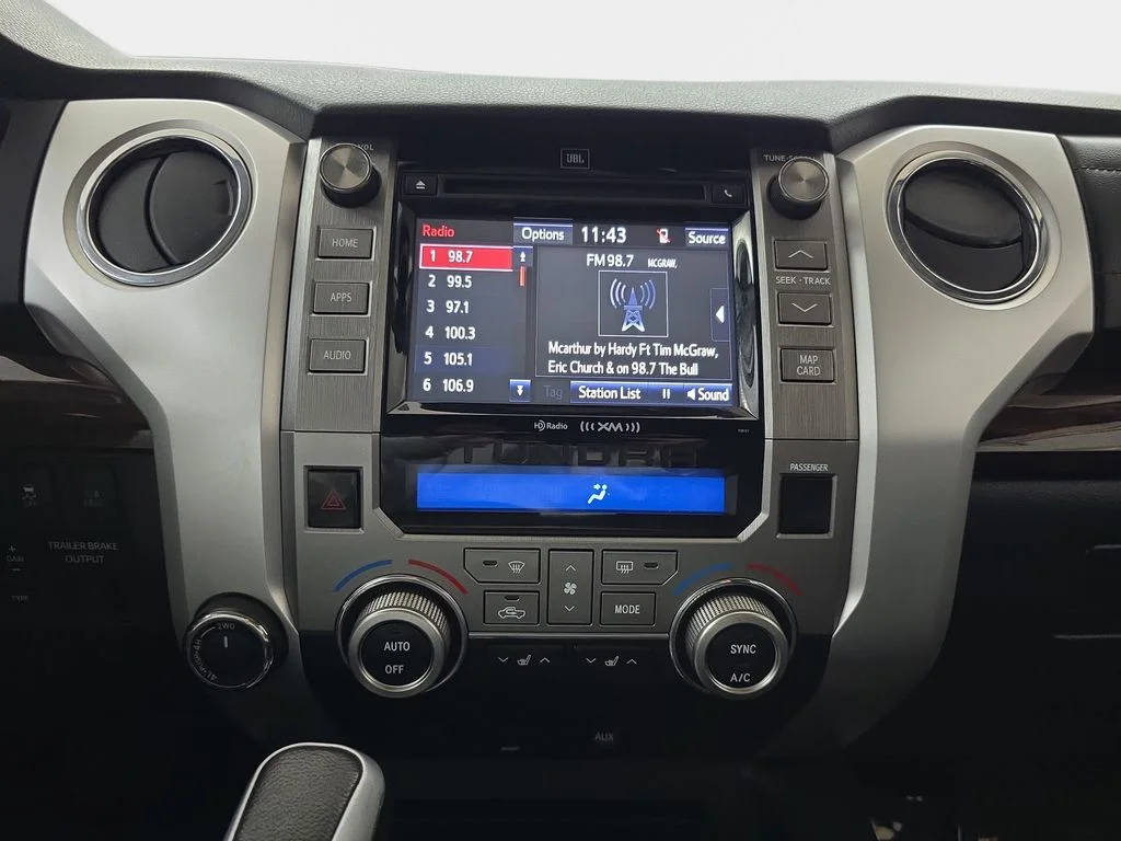 Used 2017  Toyota Limited image 22