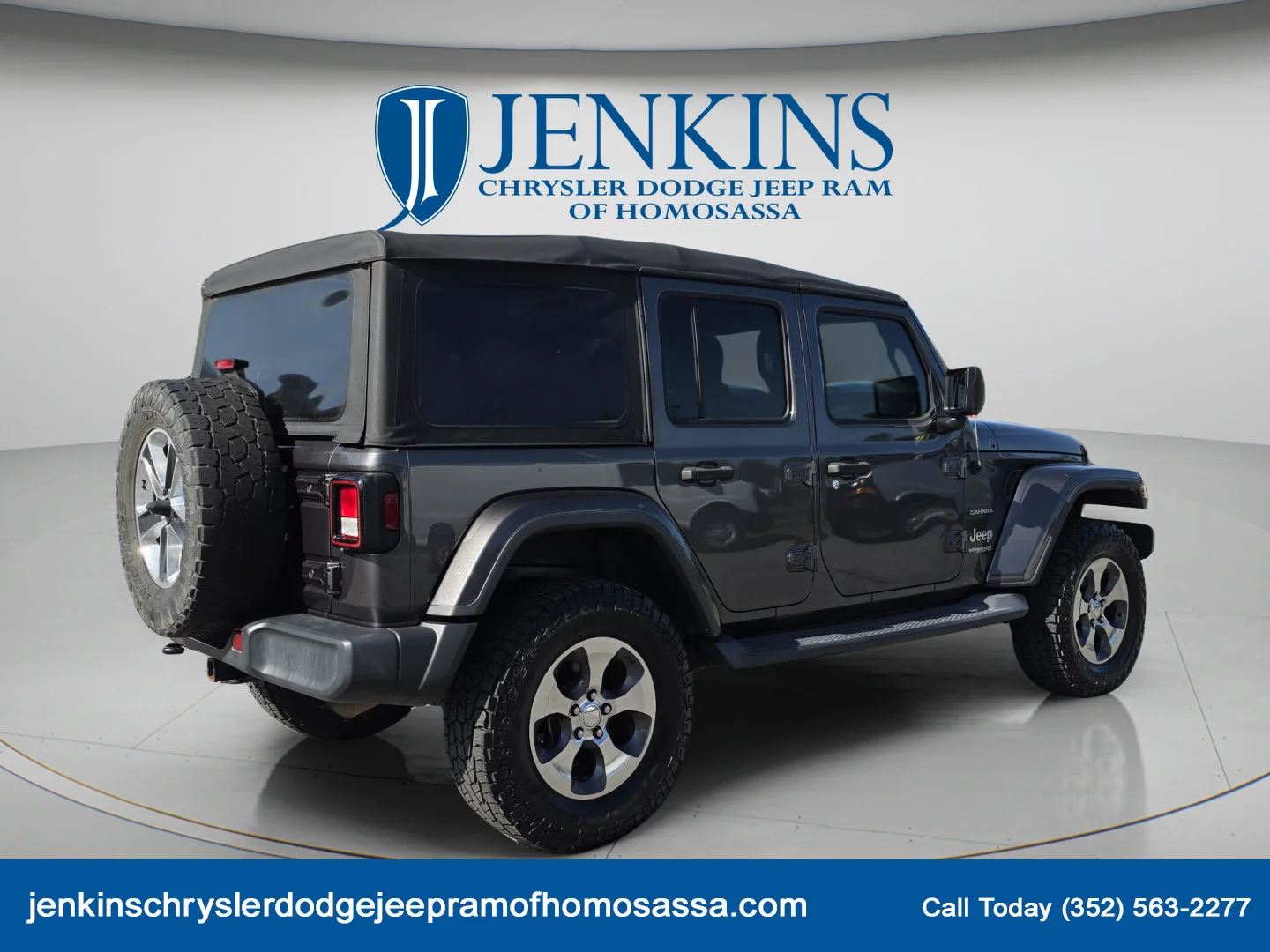Used 2018 Granite Crystal Metallic Clearcoat Jeep Sahara image 4
