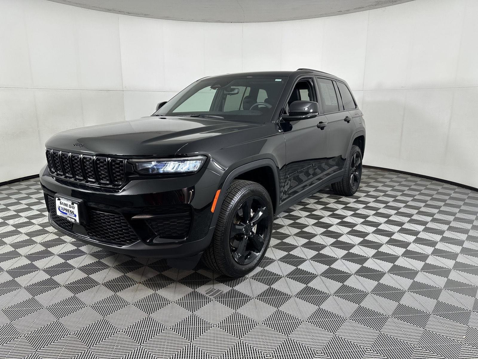 Used 2023 Diamond Black Crystal Pearlcoat Jeep Altitude image 20