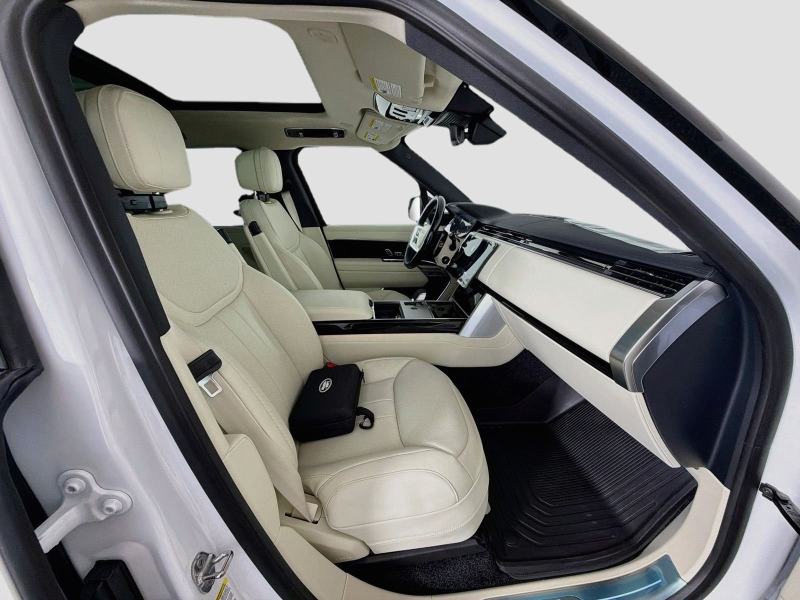 New 2026 Ostuni Pearl White Land Rover SE image 33