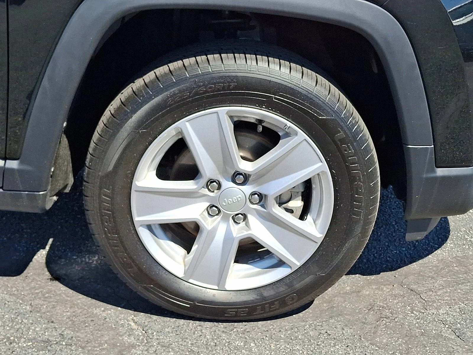 Certified Used 2022 Diamond Black Crystal Pearlcoat Jeep Latitude image 9