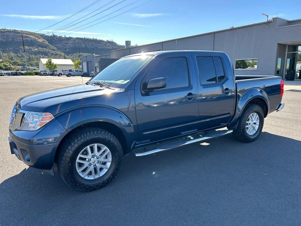 Used 2016 Arctic Blue Metallic Nissan SV image 11