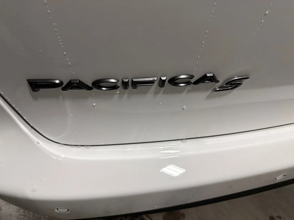 New 2027 Bright White Clear-Coat Exterior Paint Chrysler Limited image 8