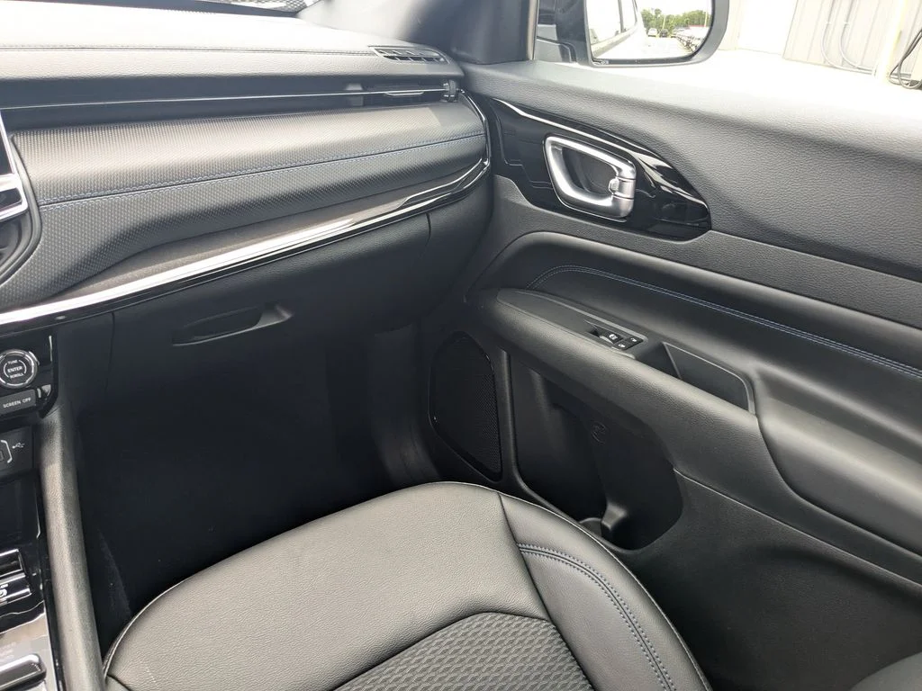 New 2026 Bright White Clear-Coat Exterior Paint Jeep Latitude image 18