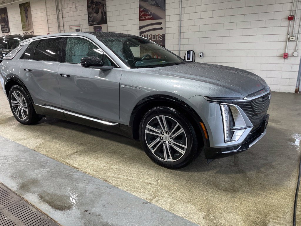 Used 2024 Silver Cadillac Luxury image 7