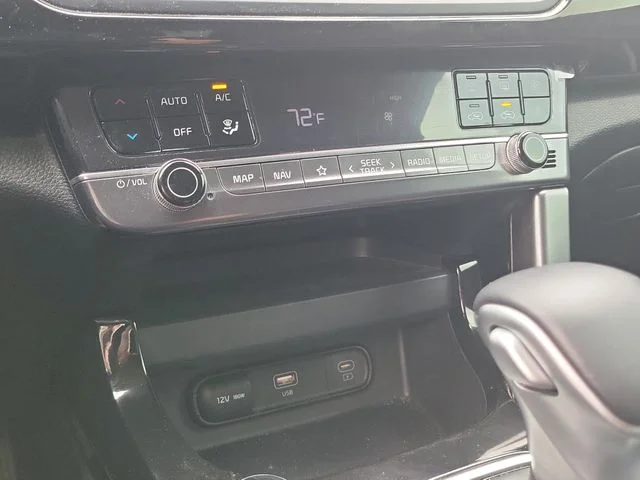Used 2024 Snow White Pearl Kia S image 23