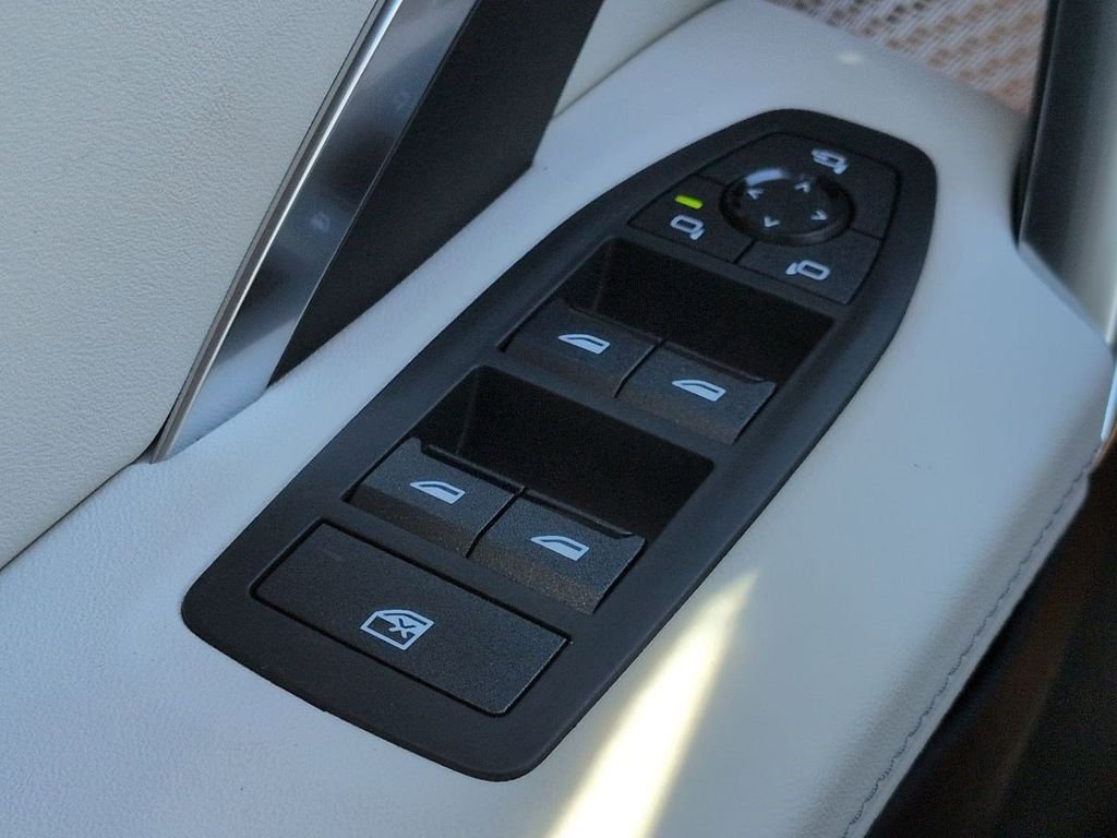New 2026 Mineral White Metallic BMW xDrive28i image 25