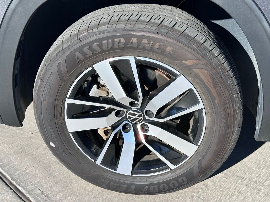 Used 2022 Gray Volkswagen 2.0T SE image 5