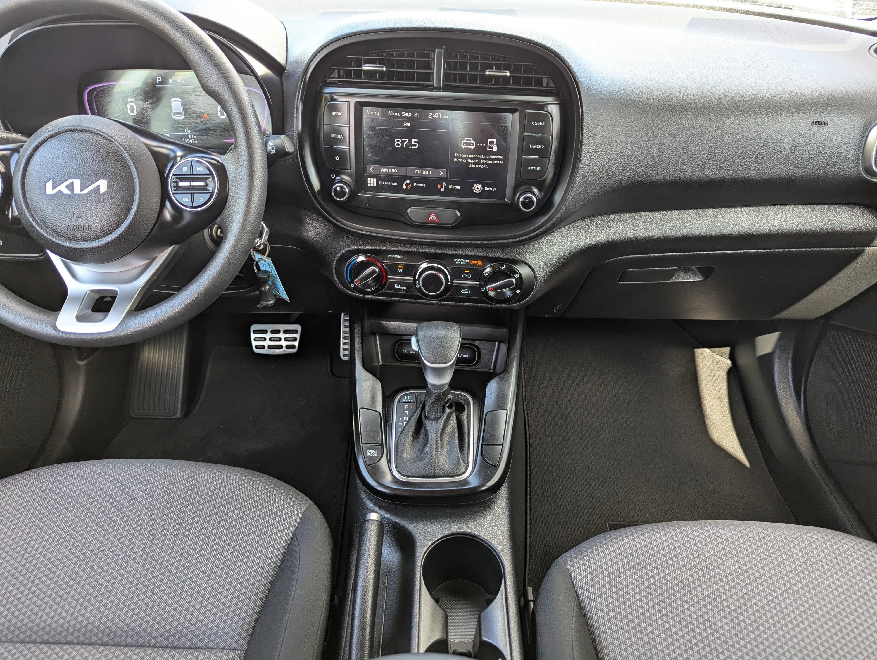 Used 2024 Snow White Pearl Kia LX image 21