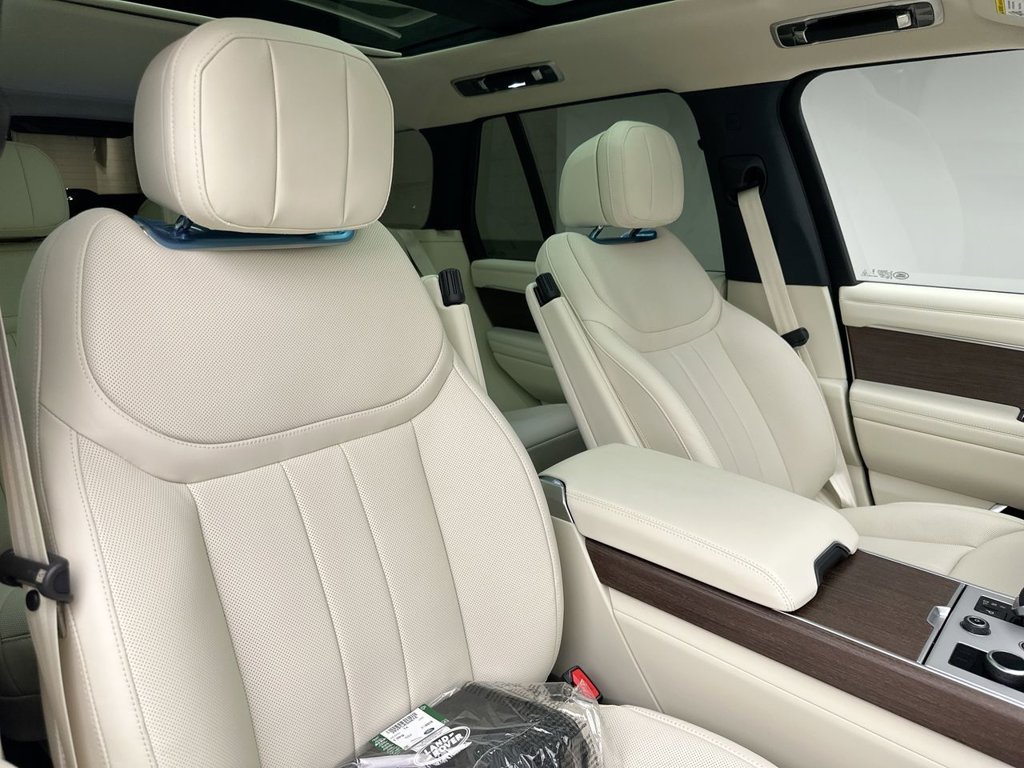 New 2027 Santorini Black Land Rover SE image 6