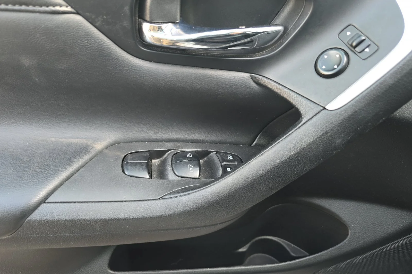 Used 2016 Brilliant Silver Nissan 2.5 SL image 9