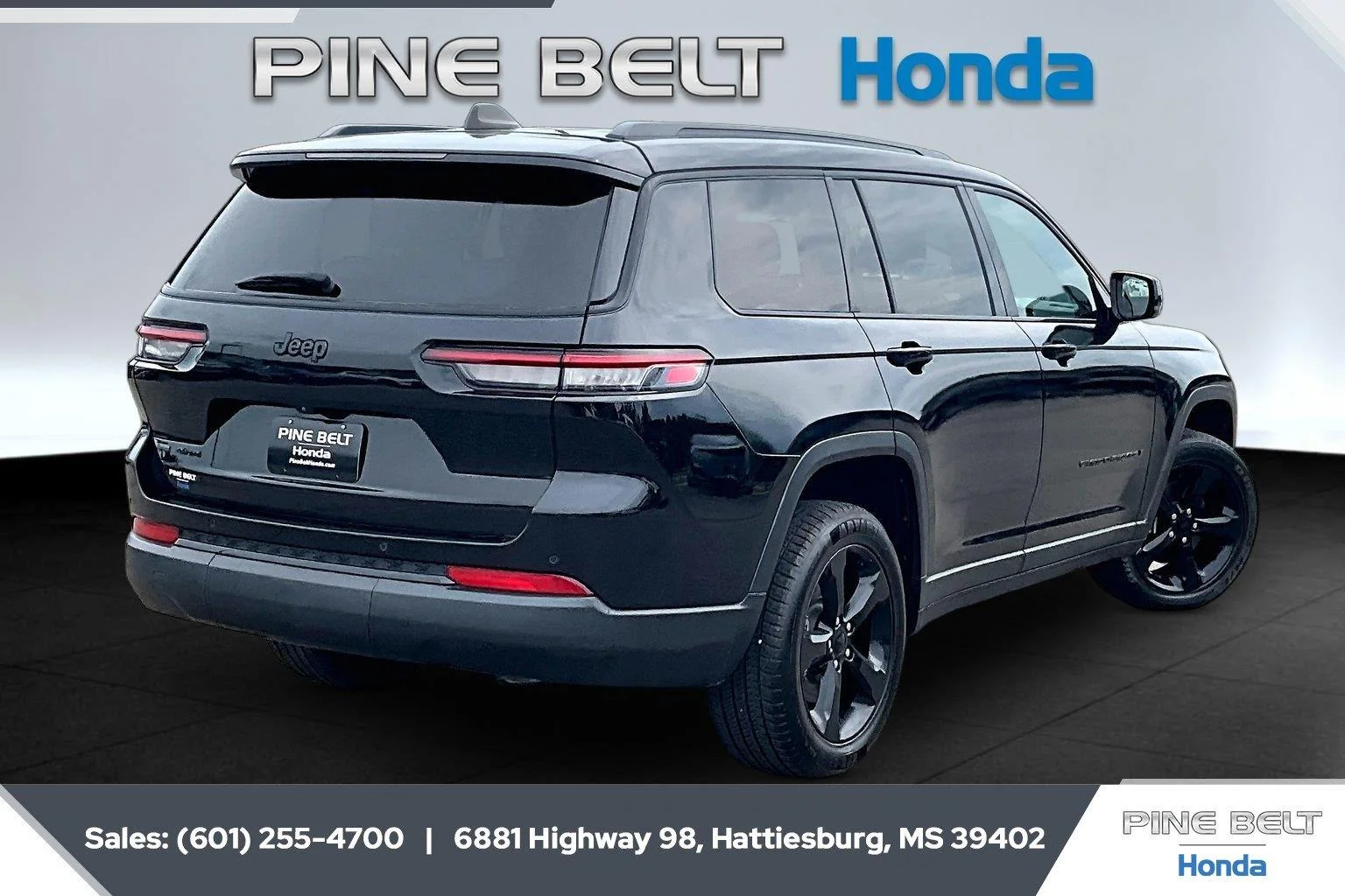Used 2023 Diamond Black Crystal Pearlcoat Jeep Altitude image 11