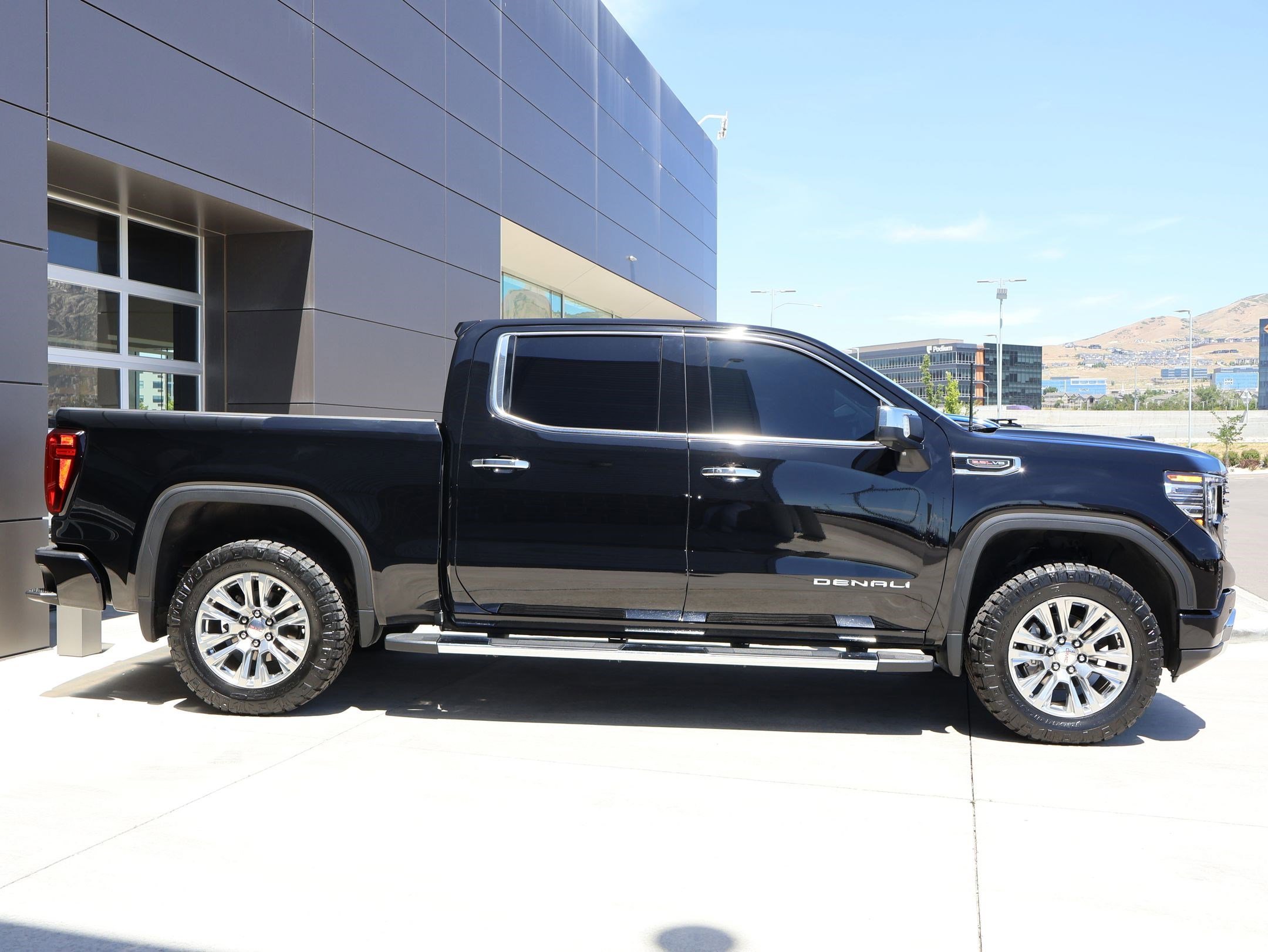 Used 2023 Onyx Black GMC Denali image 4