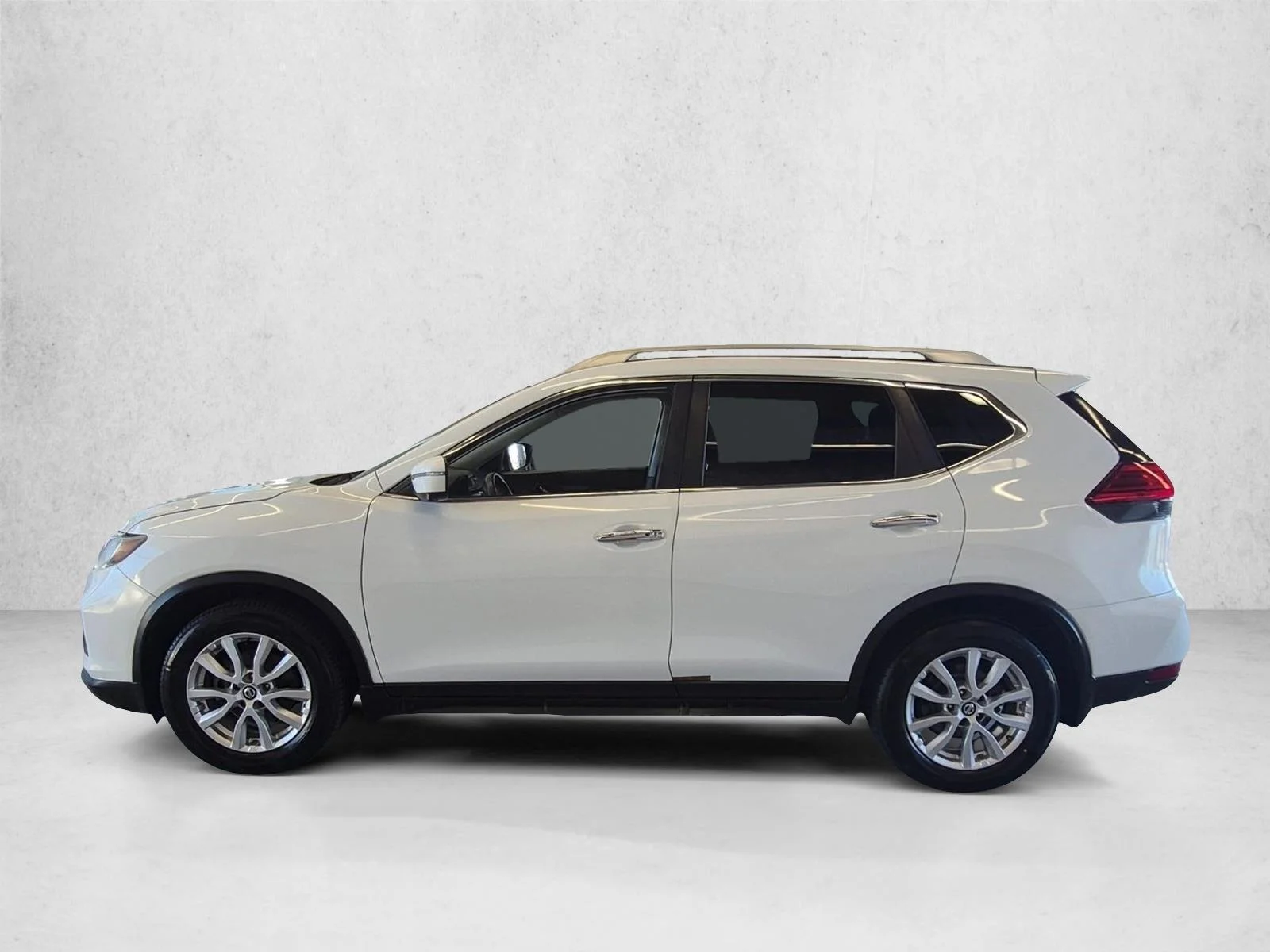Used 2017 Glacier White Nissan SV image 9