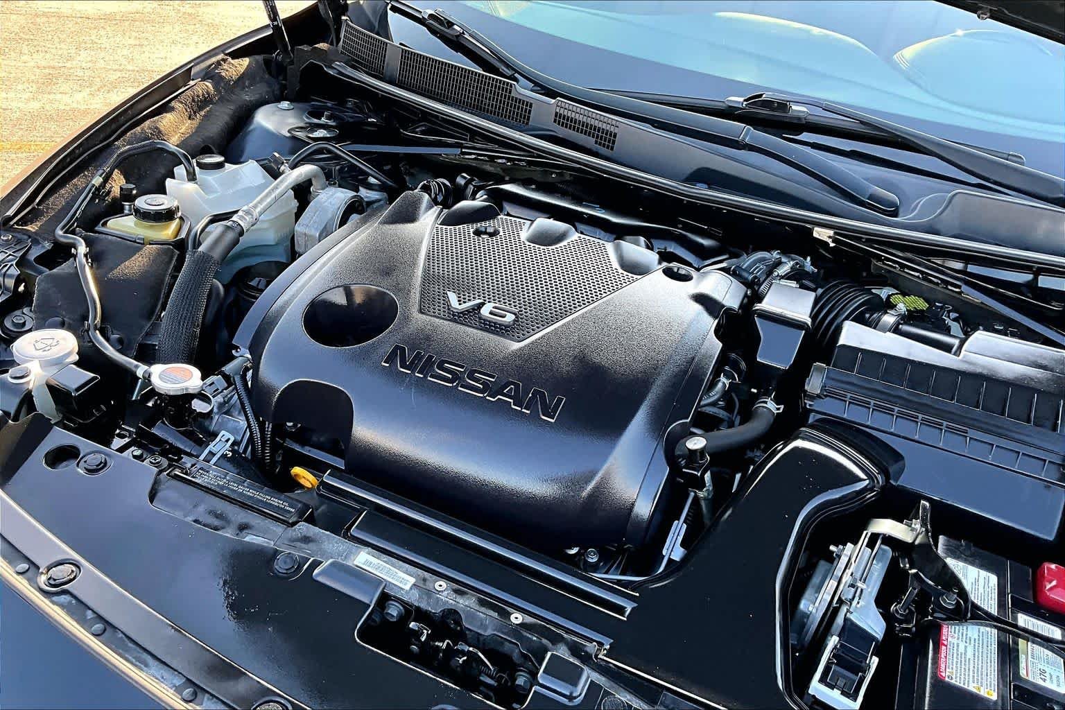 Used 2020 Super Black Nissan Platinum image 28