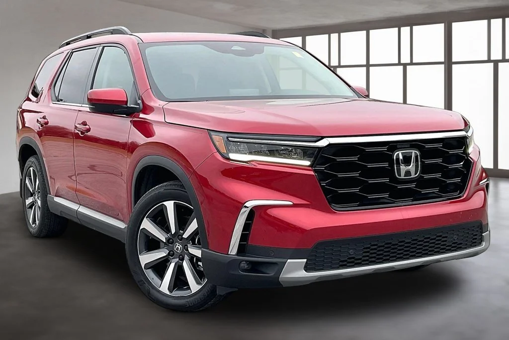 Used 2025 Red Honda Touring image 3