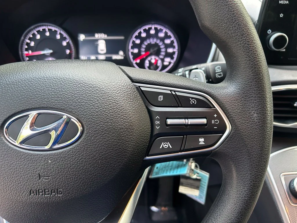 Used 2023 White Hyundai SE image 22