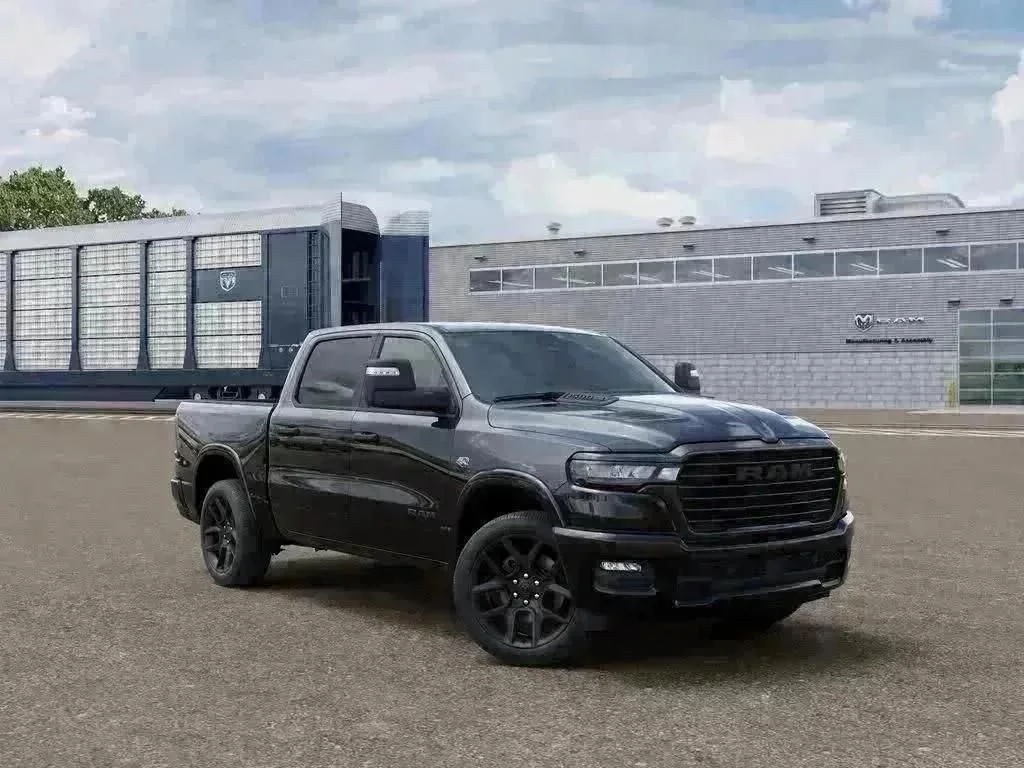 New 2026 Diamond Black Crystal Pearl-Coat Exterior Paint RAM Laramie Night Edition image 30