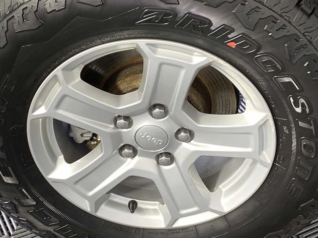 Used 2018 Gray Jeep Sport S image 27