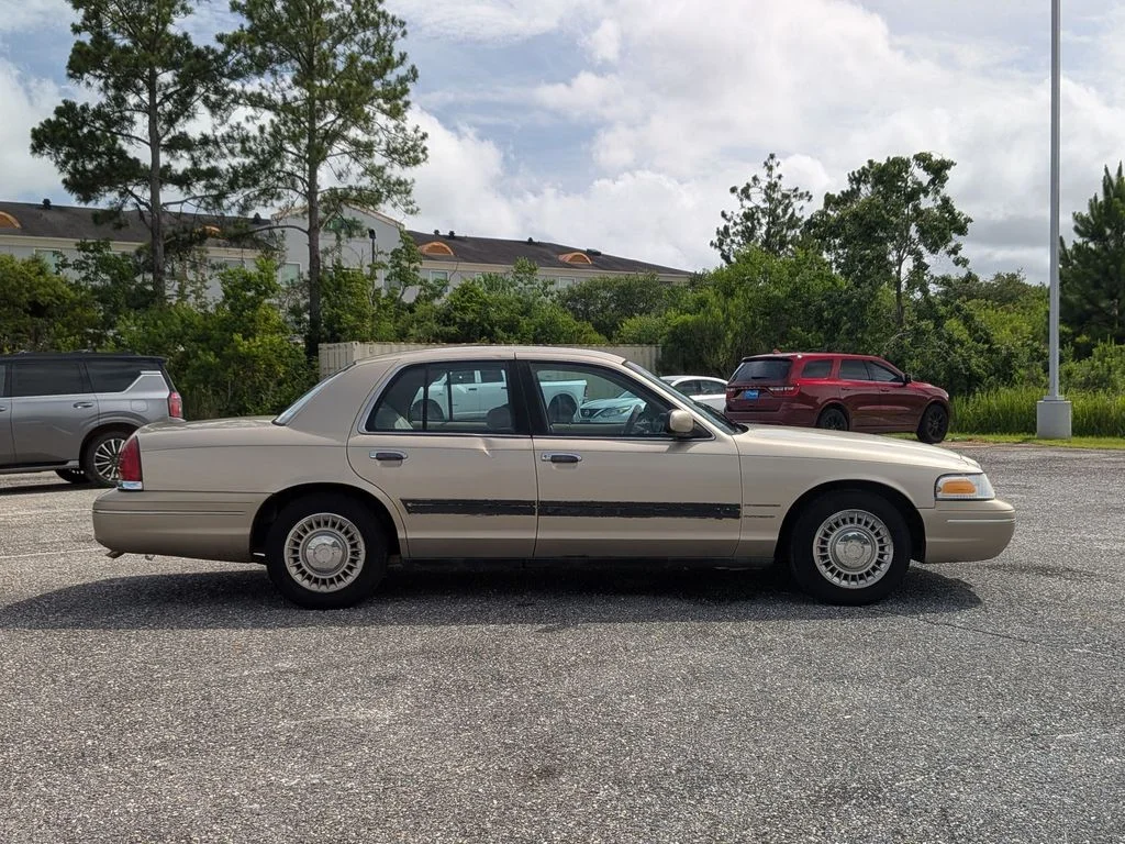 Used 1999  Ford Base image 6