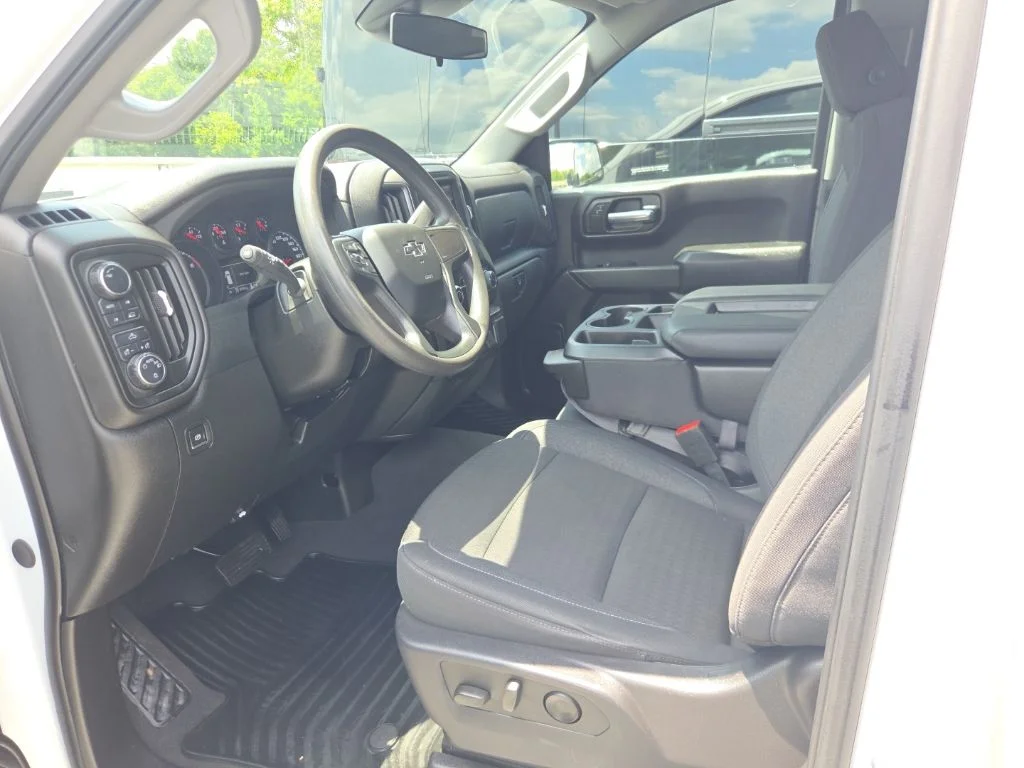 Used 2024 White Chevrolet Custom image 3