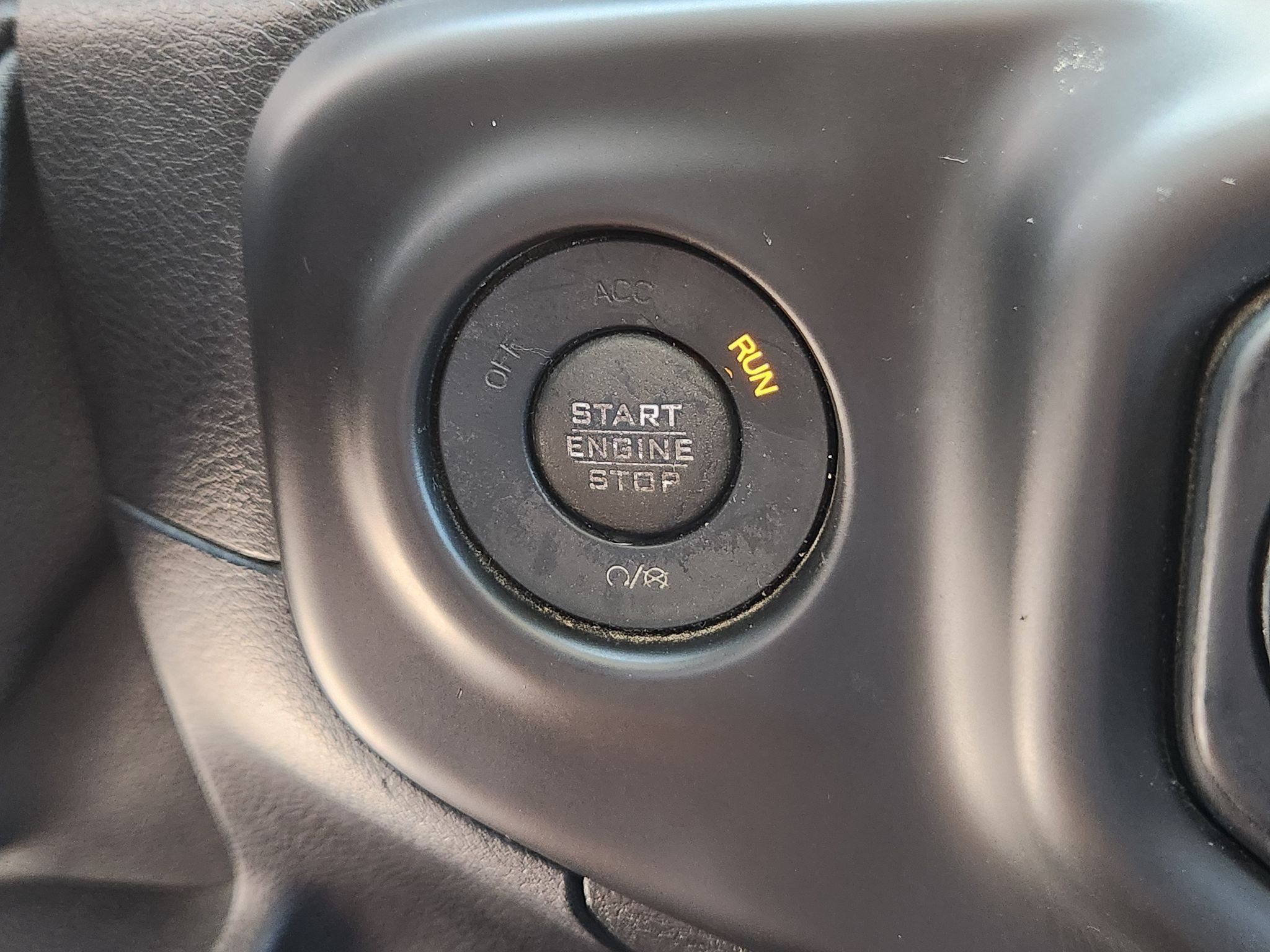Used 2018 Billet Silver Metallic Clearcoat Jeep Sahara image 21