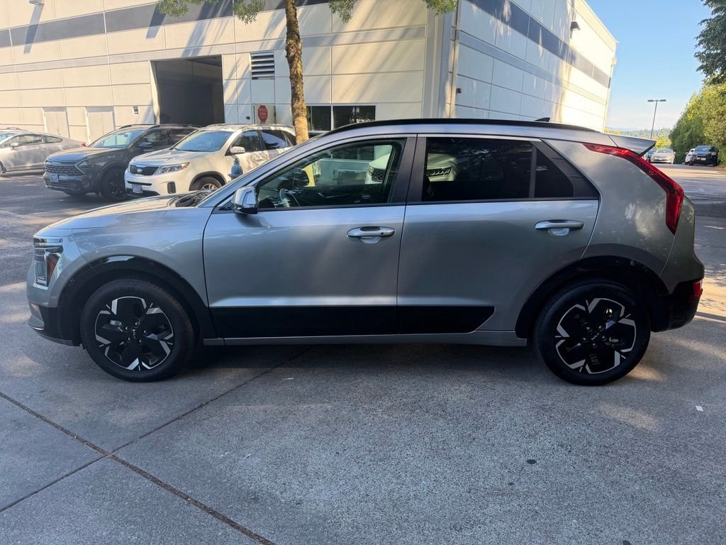 Used 2024 Steel Gray Kia Wind image 7