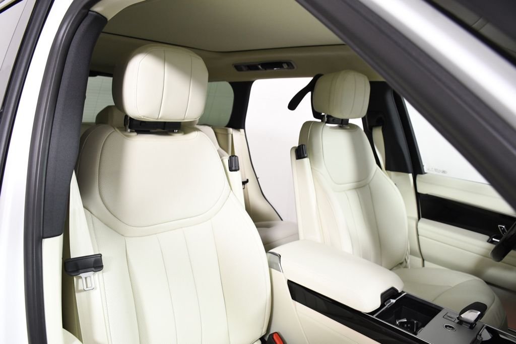 New 2026 Ostuni Pearl W Land Rover SE image 19