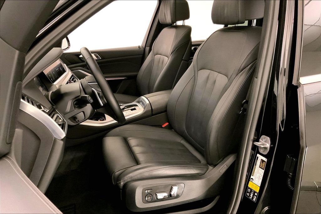 Used 2022 Black Sapphire Metallic BMW  image 13