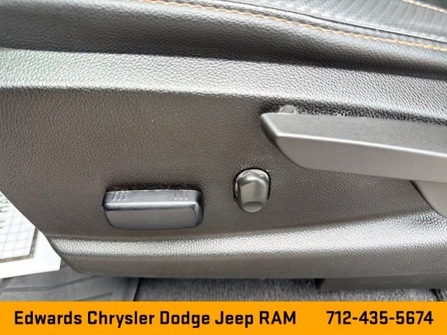 Used 2022 White GMC AT4 w/Leather image 26