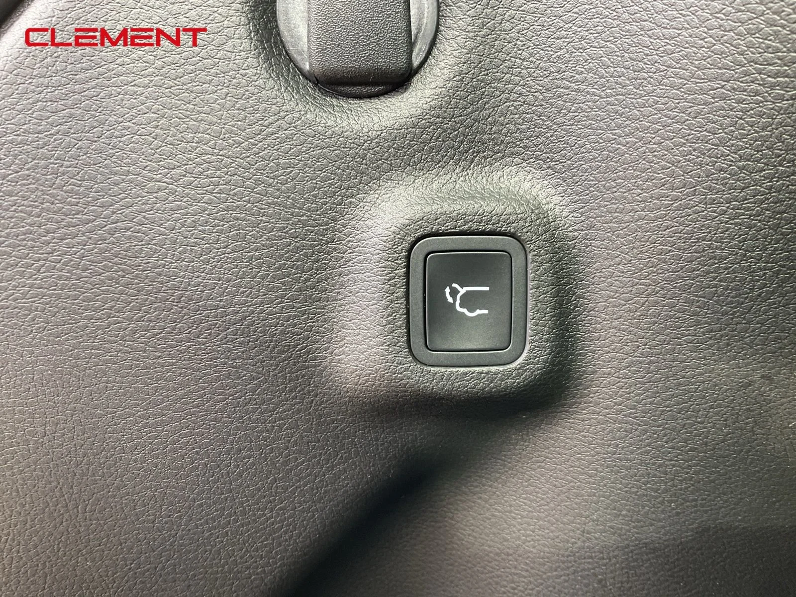 New 2026 Diamond Black Crystal Pearlcoat Jeep Latitude image 18