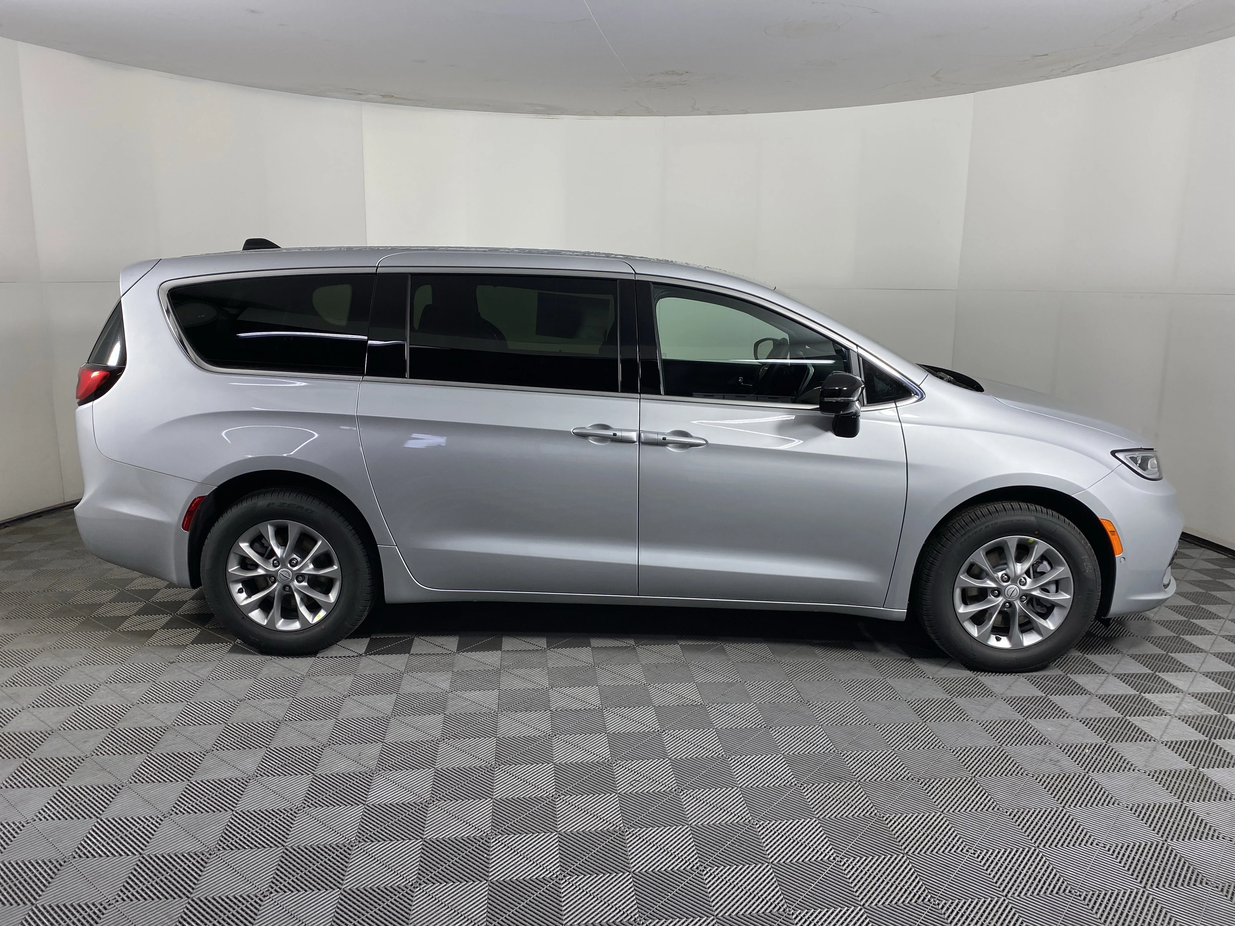 New 2026 Silver Mist Clear-Coat Exterior Paint Chrysler Select image 5