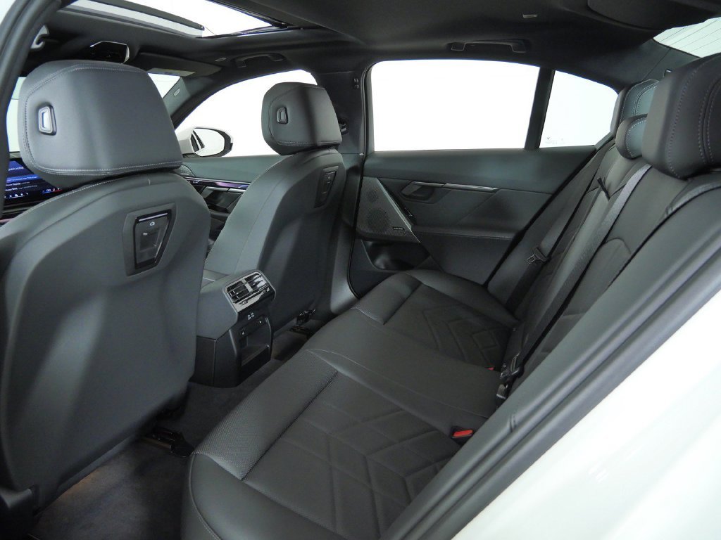 New 2027 Alpine White BMW 530i xDrive image 30