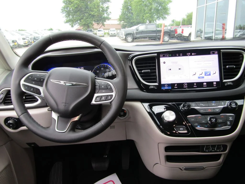 Used 2024 Silver Chrysler Touring L image 5