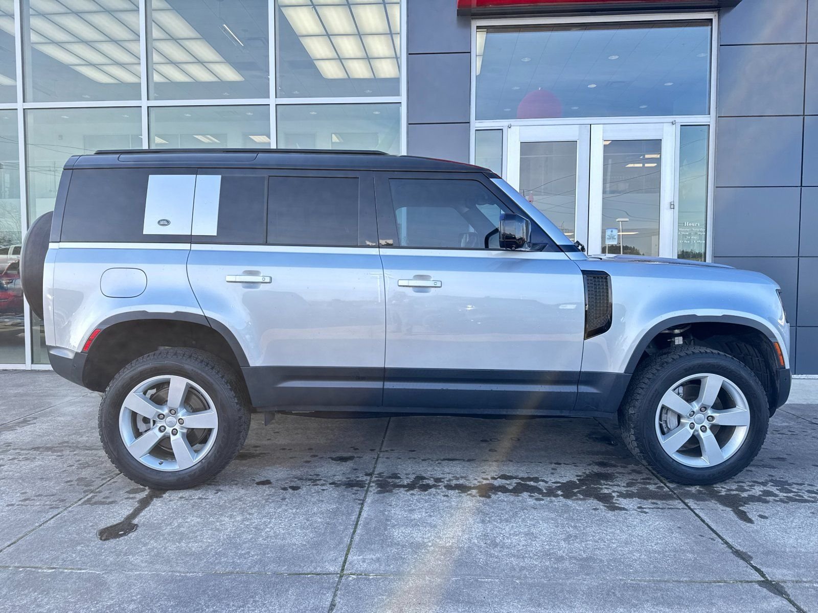 Used 2020 Silver Land Rover First Edition image 2
